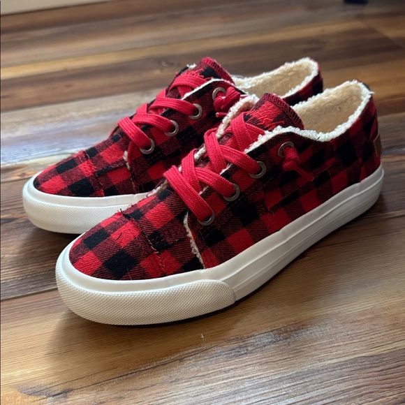 Blowfish Malibu sneakers in a red and black plaid fabric with a Sherpa size 7 - Picture 5 of 6